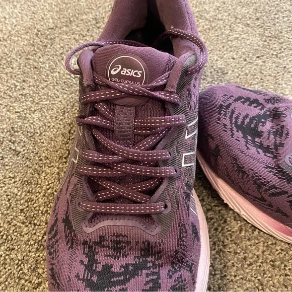 ASICS - Picture 2 of 3